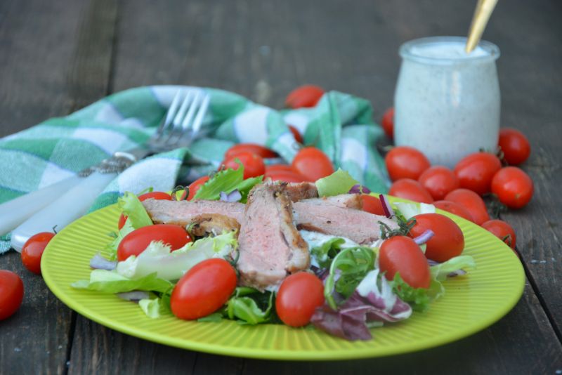 Sałatka z kaczką i sosem chrzanowym z pieprzem