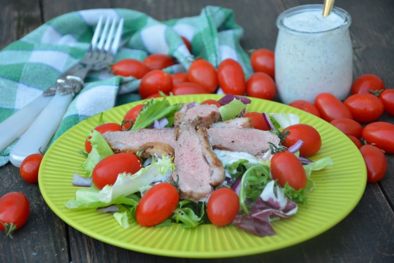 Sałatka z kaczką i sosem chrzanowym z pieprzem