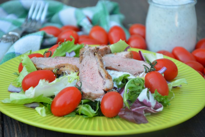 Sałatka z kaczką i sosem chrzanowym z pieprzem