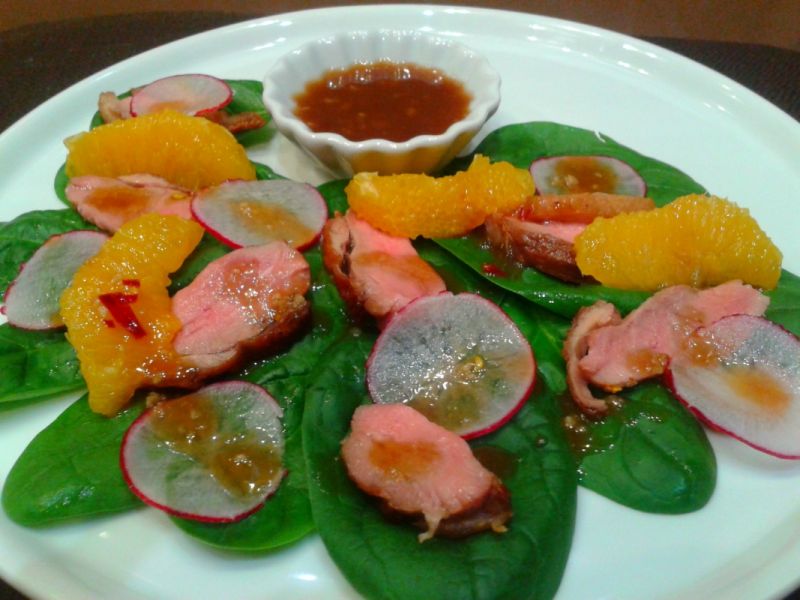 Sałatka z kaczką i sosem tamaryndowym