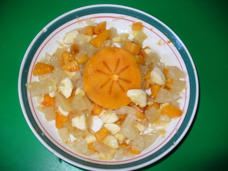 Sałatka z kaki,pomelo,banana i z cytryną mrożoną