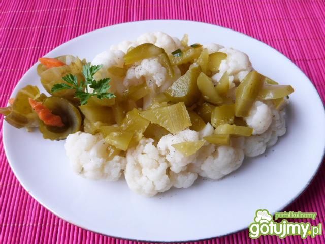 Sałatka z kalafiora i ogórków  Sałatka z kalafiora i ogórków