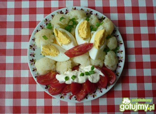 Sałatka z kalafiora i pomidorów. Sałatka z kalafiora i pomidorów.