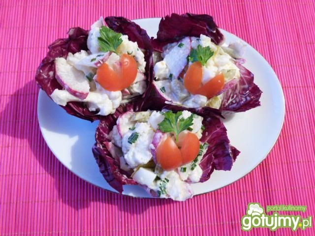 Sałatka z kalafiora w liściach cykorii