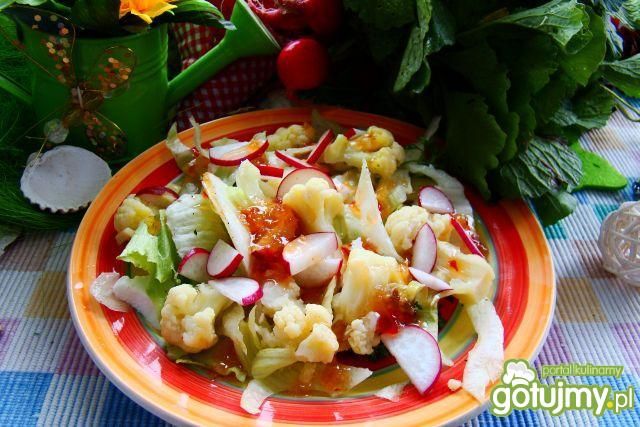 Sałatka z kalafiora z sosem chilli słod