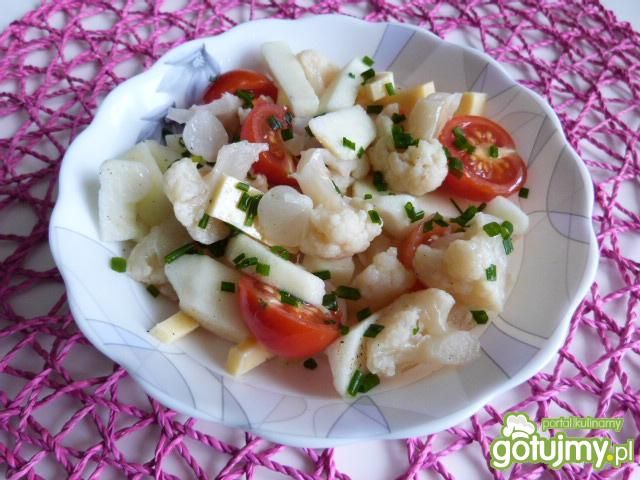 Sałatka z kalafiora z żółtym serem