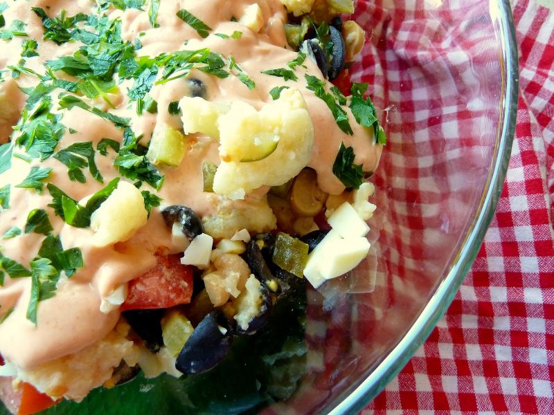 Sałatka z kalafiorem i czarnymi oliwkami