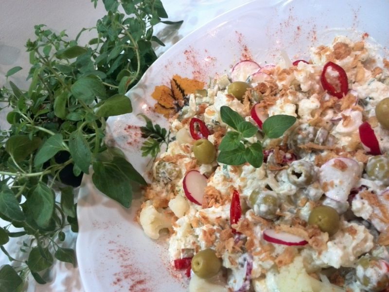 Sałatka z kalafiorem i prażoną cebulką wg hrabiny. Sałatka z kalafiorem i prażoną cebulką wg hrabiny.