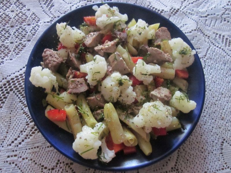 Sałatka z kalafiorem i wątróbką