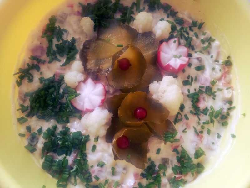 Sałatka z kalafiorem i żywiecką z majonezem.