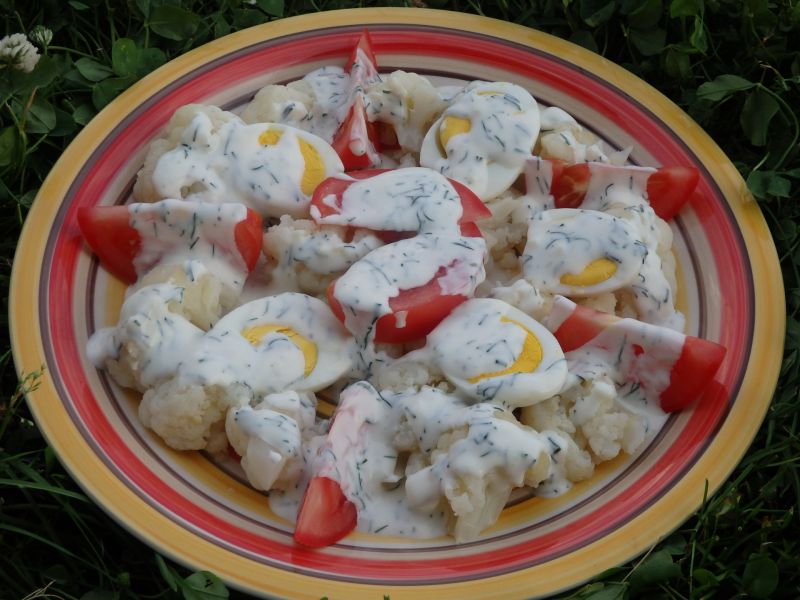 Sałatka z kalafiorem pod sosem czosnkowym Sałatka z kalafiorem pod sosem czosnkowym