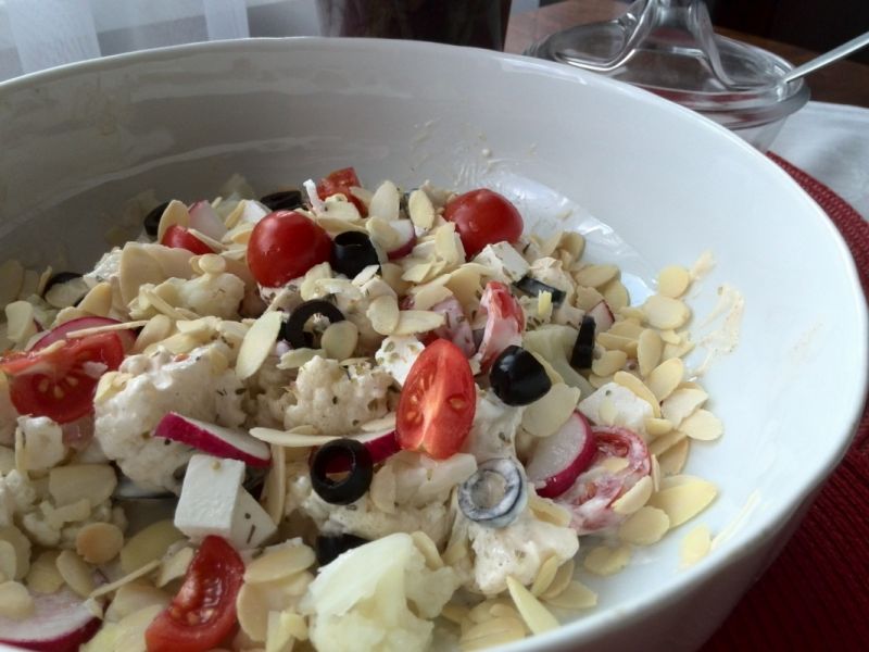 Sałatka z kalafiorem posypana migdałami Sałatka z kalafiorem posypana migdałami