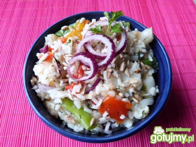 Sałatka z kalafora, ryżu i papryki  Sałatka z kalafora, ryżu i papryki