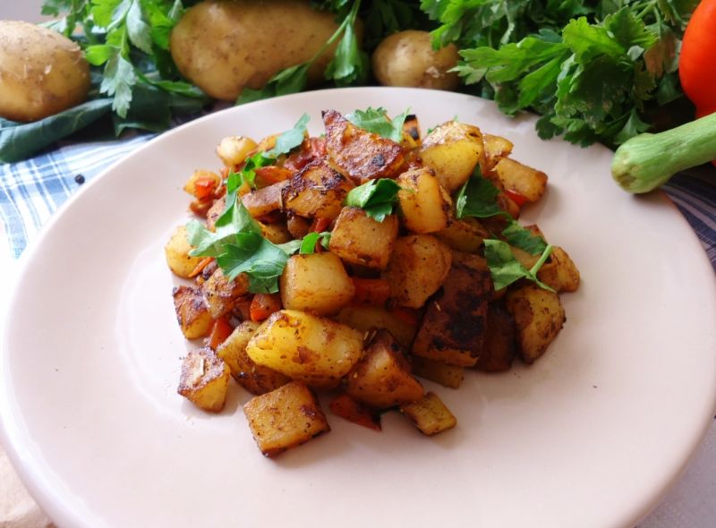 Sałatka z kalarepki i ziemniaków na ciepło