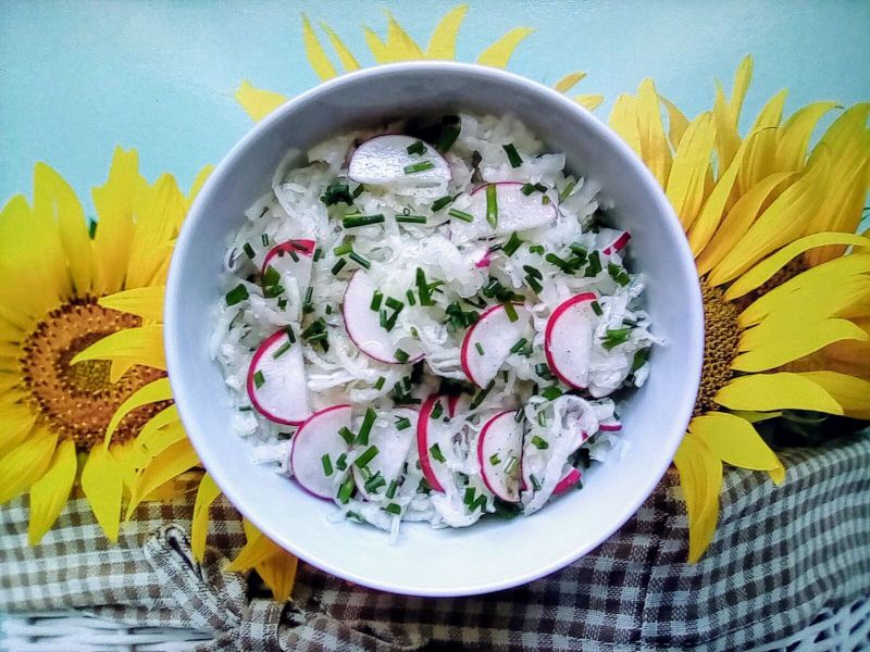 Sałatka z kalarepki z rzodkiewką 