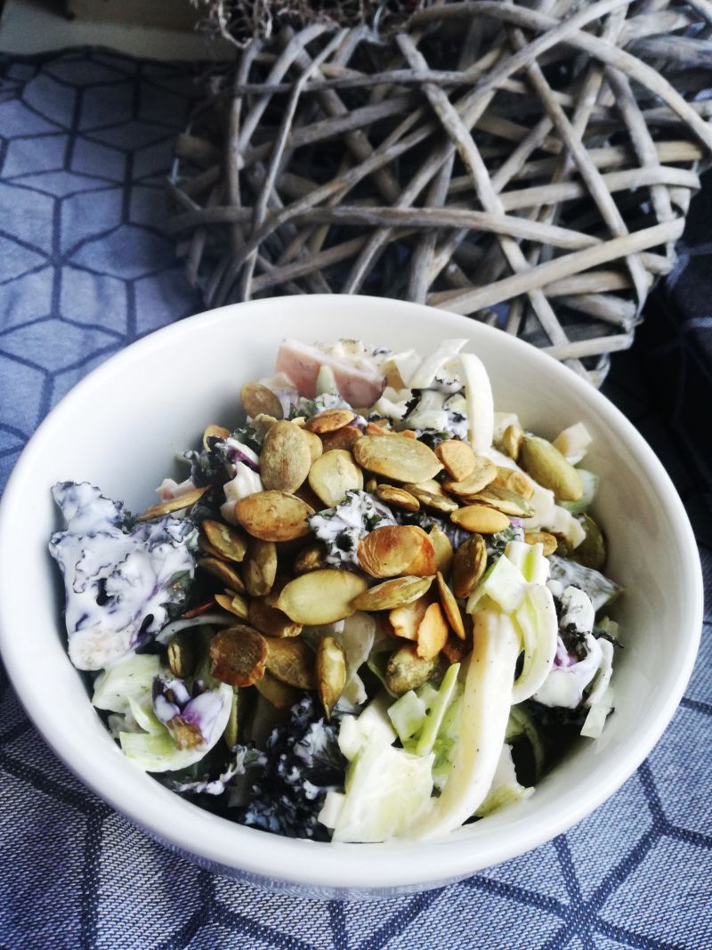 Sałatka z Kalettes z prażonymi pestkami dyni Sałatka z Kalettes z prażonymi pestkami dyni