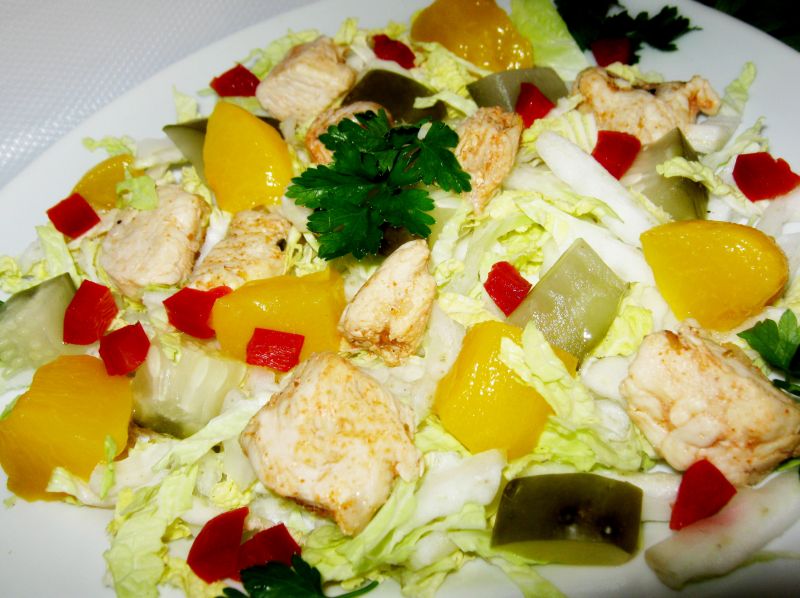 Sałatka z kapusta pekińską brzoskwinią i kurczaki Sałatka z kapusta pekińską brzoskwinią i kurczaki