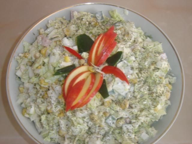 Sałatka z kapustą pekińską fetą, papryką