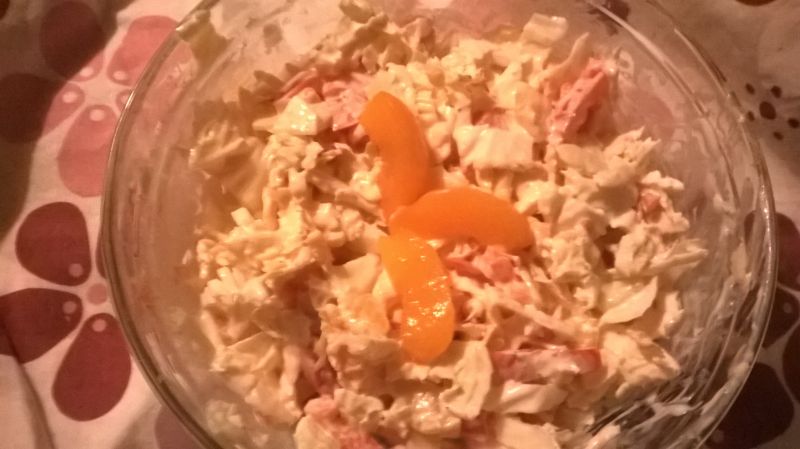 sałatka z kapustą pekińską i papryką konserwową