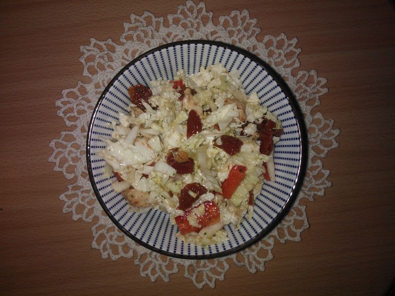 Sałatka z kapustą pekińską i suszonymi pomidorami