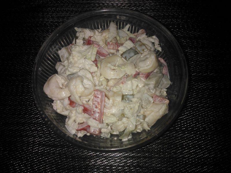 Sałatka z kapustą pekińską i tortellini Sałatka z kapustą pekińską i tortellini