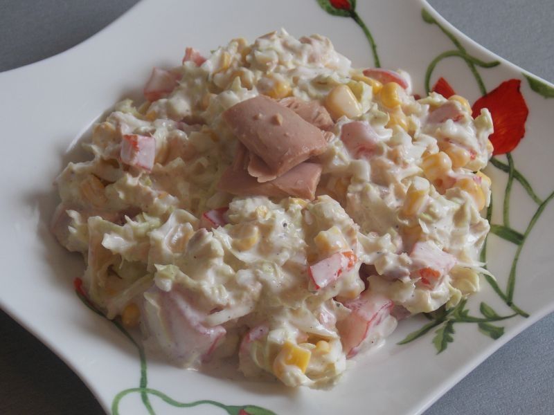 Sałatka z kapustą pekińską i tuńczykiem