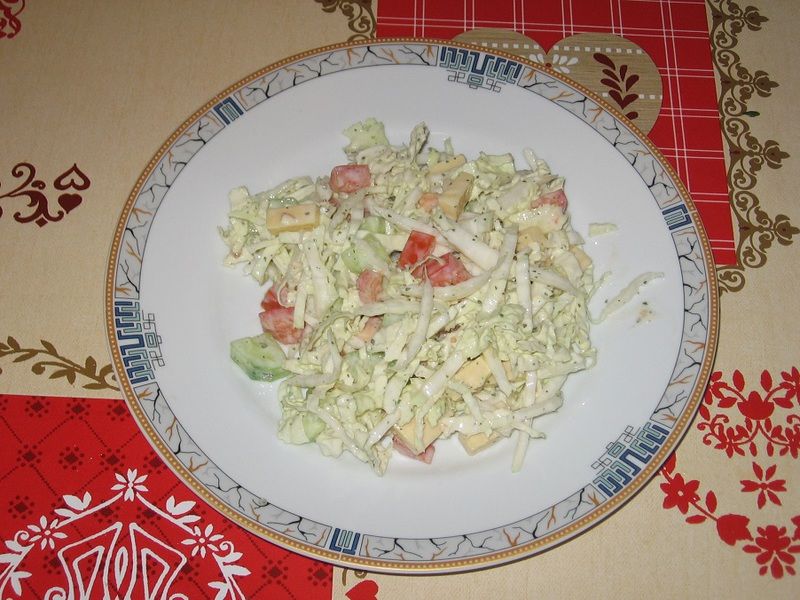Sałatka z kapustą pekińską i żółtym serem