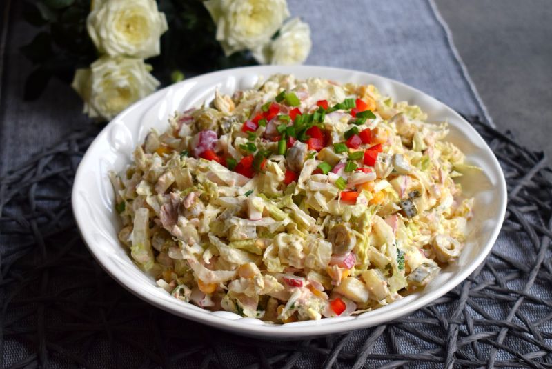 Sałatka z kapustą pekińską, tuńczykiem i oliwkami Sałatka z kapustą pekińską, tuńczykiem i oliwkami