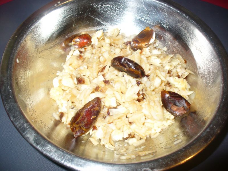 Sałatka z kapusty białej z daktylami i jabłkiem