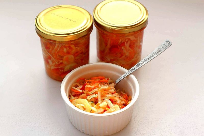 Sałatka z kapusty i warzyw na zimę