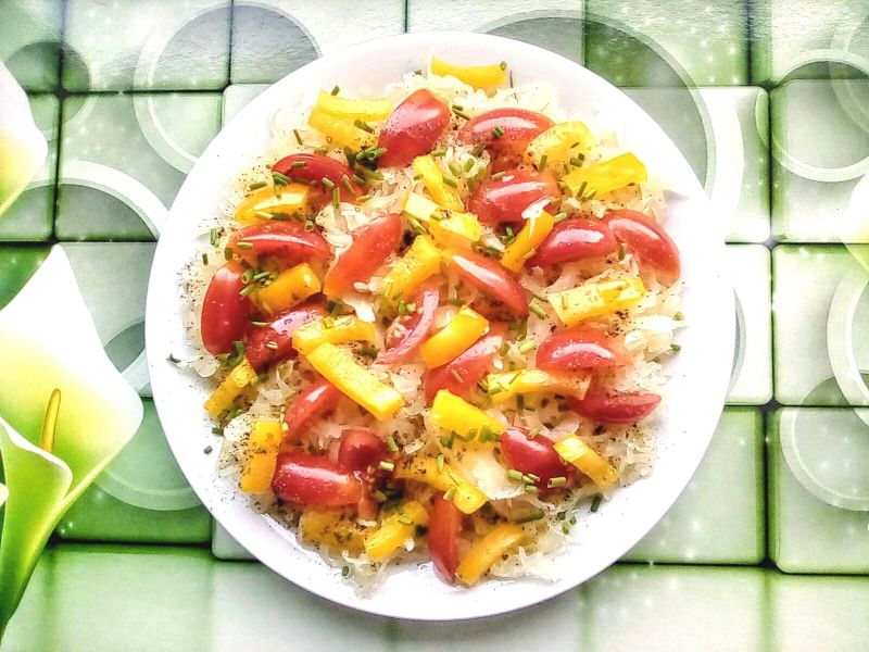 Sałatka z kapusty kiszonej, pomidorków i papryki 