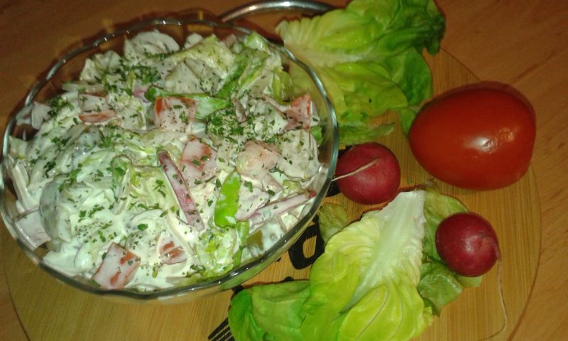 Sałatka z kapusty lodowej z dodatkami