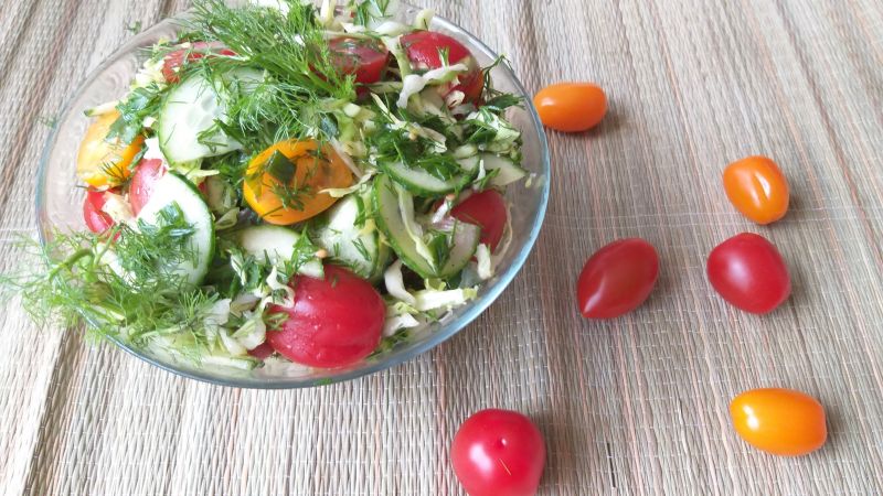 Sałatka z kapusty młodej z warzywami