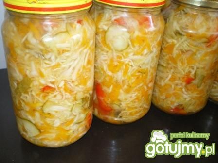 Sałatka z kapusty, papryki, marchewki