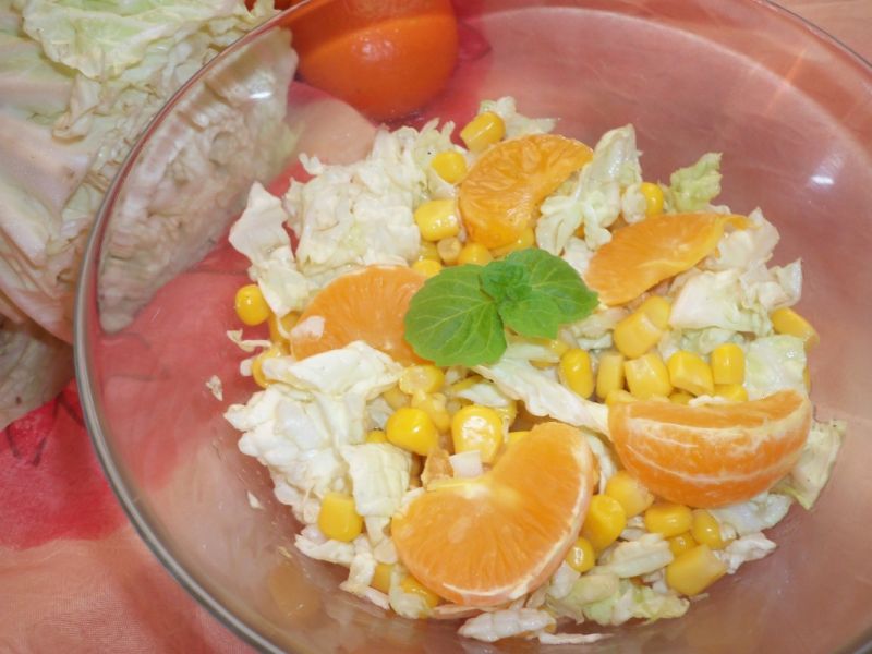 Sałatka z kapusty pekińskiej i mandarynek