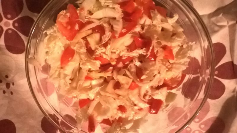 Sałatka z kapusty pekińskiej i papryki