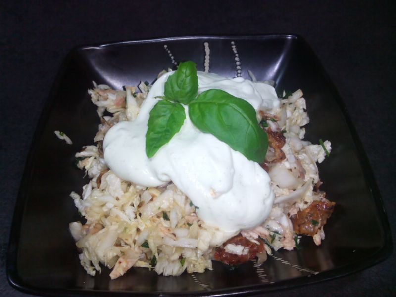 Sałatka z kapusty pekińskiej i pieczonego kurczaka Sałatka z kapusty pekińskiej i pieczonego kurczaka