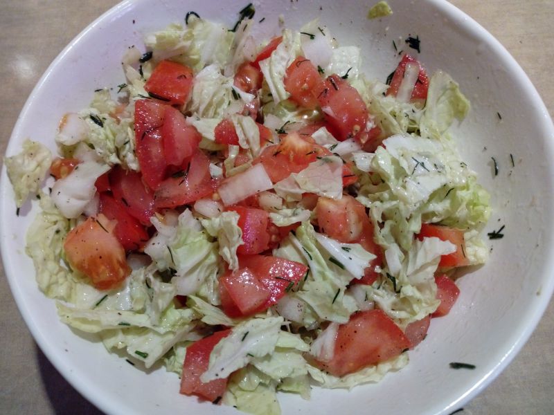 Sałatka z kapusty pekińskiej i pomidora Sałatka z kapusty pekińskiej i pomidora