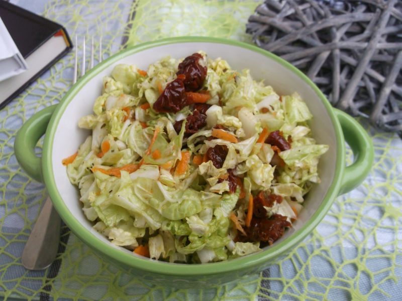 Sałatka z kapusty pekińskiej i suszonych pomidorów Sałatka z kapusty pekińskiej i suszonych pomidorów