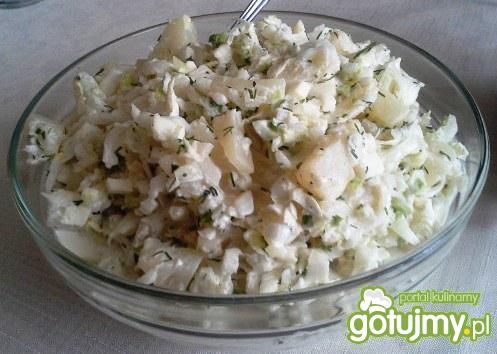 Sałatka z kapusty pekińskiej z ananasem