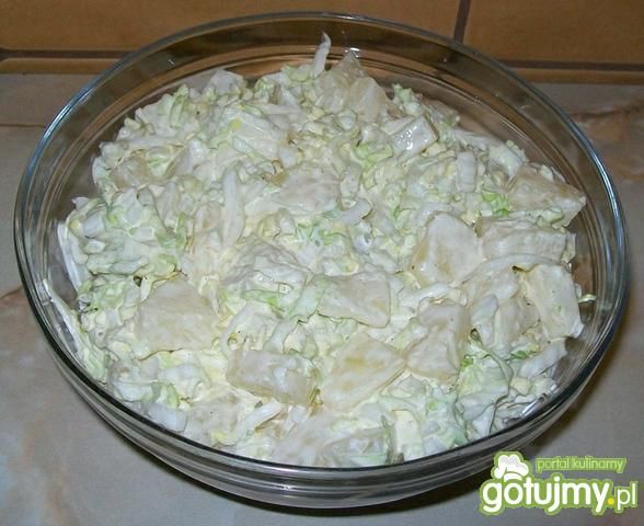 Sałatka z kapusty pekińskiej z ananasem