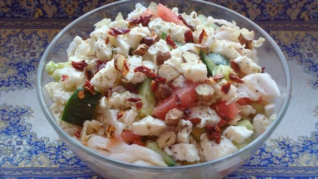 Sałatka z kapusty pekińskiej z orzechami