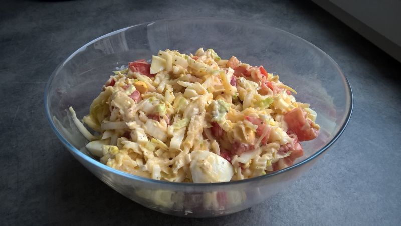 Sałatka z kapusty pekińskiej z sosem musztardowym Sałatka z kapusty pekińskiej z sosem musztardowym