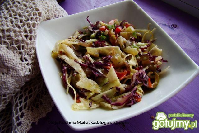 Sałatka z kapusty z majonezem i oliwkami