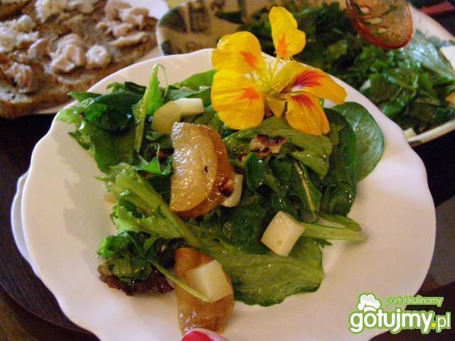 Sałatka z karmelizowaną gruszką Sałatka z karmelizowaną gruszką