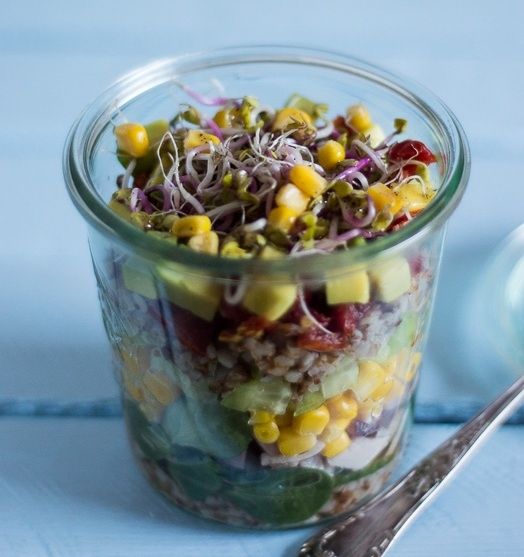 Sałatka z kaszą, awokado i szynką