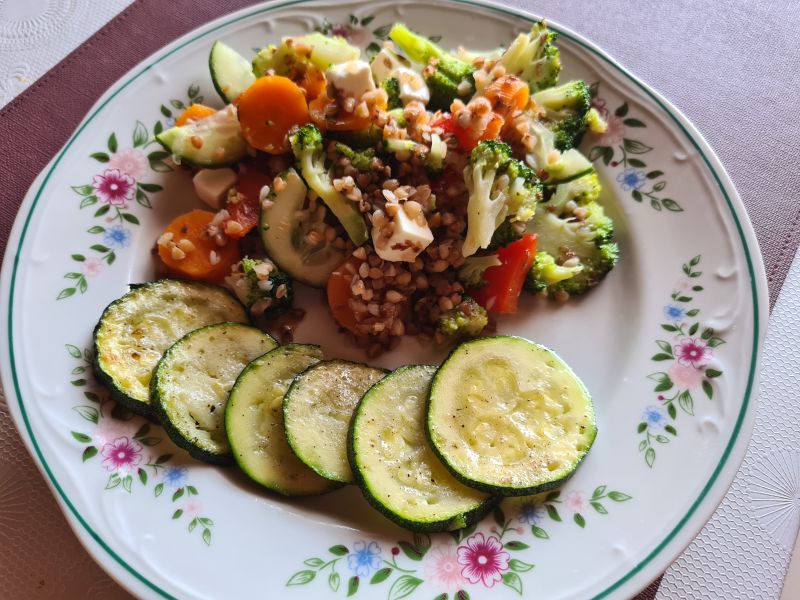 Sałatka z kaszą, brokułem i cukinią