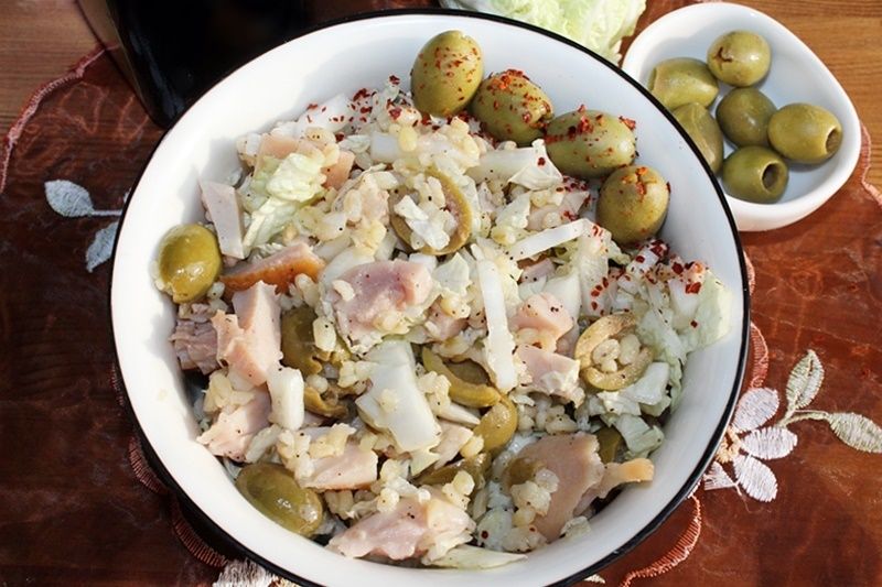 Sałatka z kaszą bulgur i wędzonym kurczakiem Sałatka z kaszą bulgur i wędzonym kurczakiem