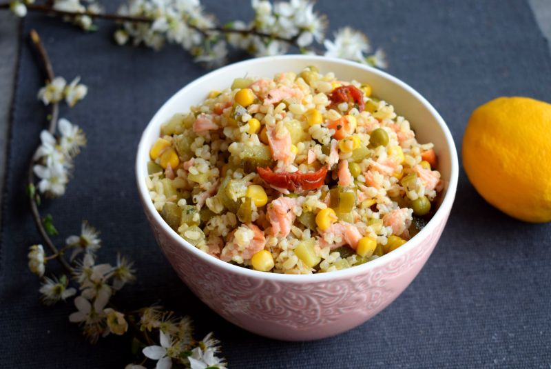Sałatka z kaszą bulgur i wędzonym łososiem Sałatka z kaszą bulgur i wędzonym łososiem