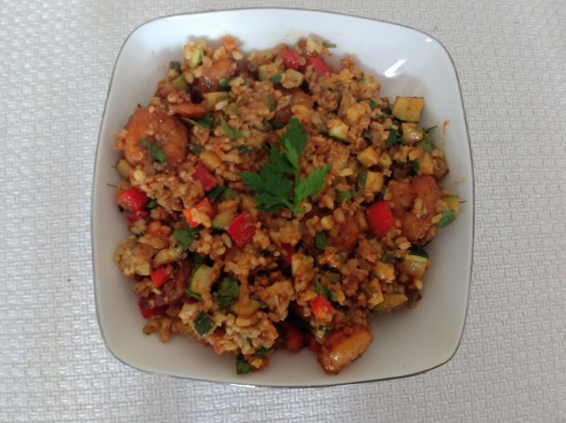 Sałatka z kaszą bulgur, krewetkami i papryką Sałatka z kaszą bulgur, krewetkami i papryką